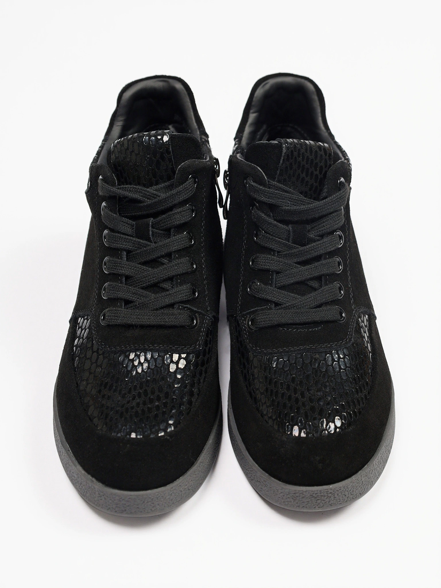 Ботинки черного цвета из натуральной замши на низкой подошве